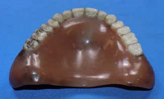 denture-cleaning